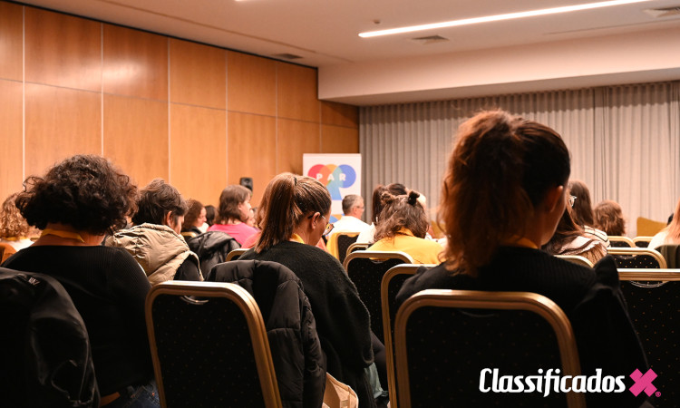 Palestra com multidão a assistir durante o seminário do Plano AproXima.