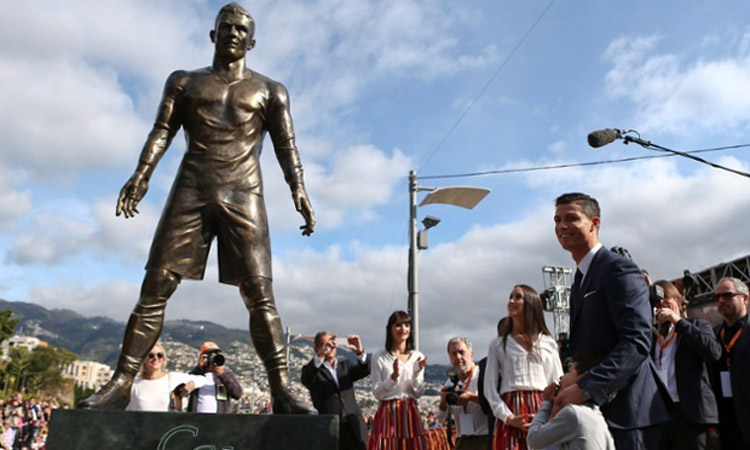 Estátua de Cristiano Ronaldo está de pau feito!