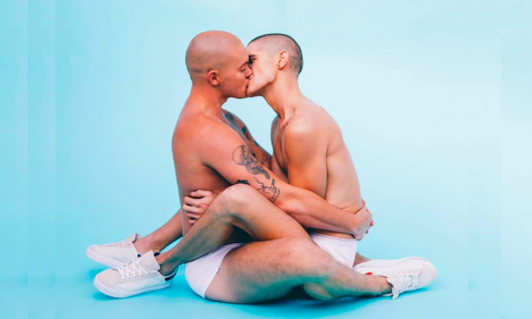 Beijo gay e muitos rabos ao léu causam polémica