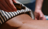 Como fazer uma massagem erótica: dicas para um momento irresistível