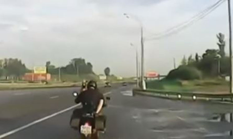 Casal faz sexo em moto em andamento na auto-estrada