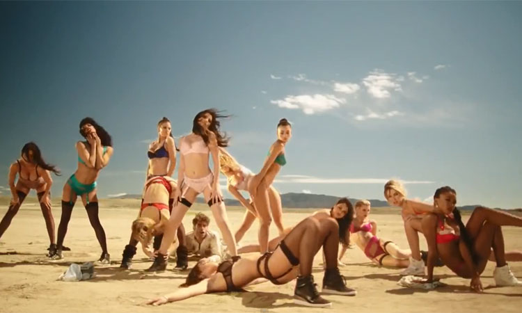 Penélope Cruz dirige anúncio de lingerie